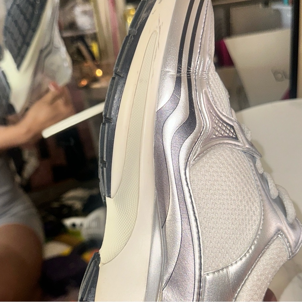 Barley worn channel sneakers, slight indent in toe area, plastic/fabric - Picture 2 of 11